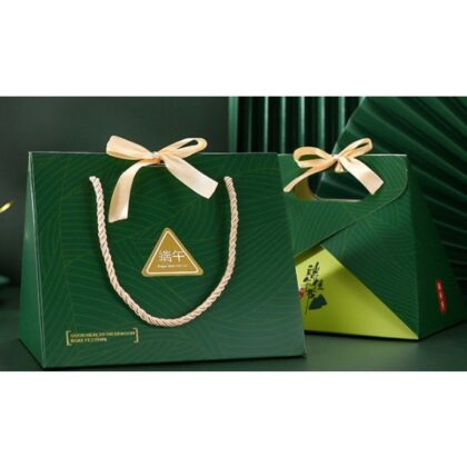 กล่องขนม คุ๊กกี้ ขนมบะจ่าง ทรงสามเหลี่ยม หูหิ้ว กล่องไฮเอนด์ ขนาด 19x14x15 ซม. รหัส HL80 | BoxDee