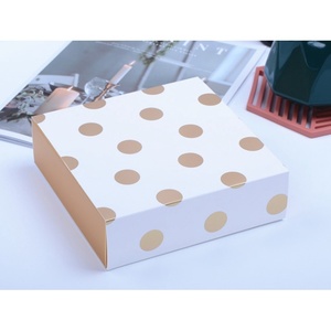 กล่องขนม 4 ช่อง 6 ช่อง กล่องของขวัญ กล่องคุ๊กกี้ (ลายจุดสีทอง)(MOON59)