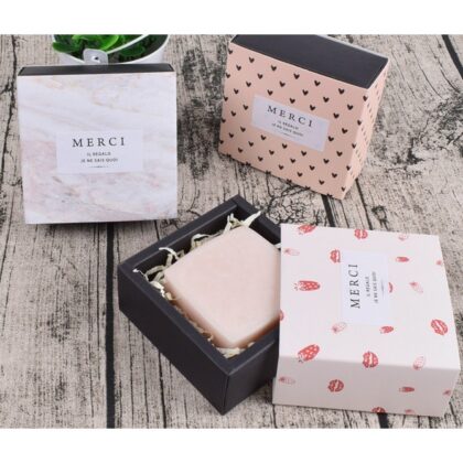 กล่องช็อคโกแลต 4 ช่อง (AA03) พร้อมตัวฐานกั้นช่อง กล่องขนม กล่องของขวัญ ขนาด 9x9x4 ซม. รหัส AA03 | BoxDee