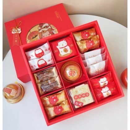 กล่องขนมแบ่ง 9 ช่อง ใส่ขนมไหว้พระจันทร์ กล่องคุ๊กกี้ กล่องของขวัญ ตรุษจีน ขนาด 24x24x6 ซม. รหัส CNY26 | BoxDee