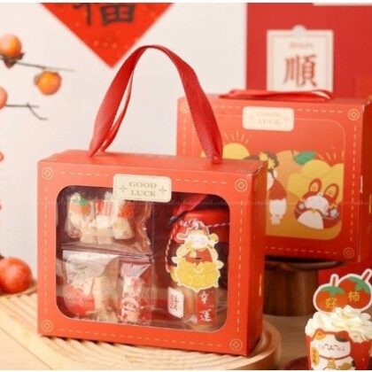 กล่องขนม กล่องตรุษจีน SNACK BOX ทรงเหลี่ยม เจาะหน้าต่าง มาพร้อมหูเชือก รหัส CNY12 | BoxDee