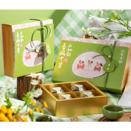 กล่องของขวัญ กล่องขนม 4 ช่อง 6 ช่อง (กล่องเขียวผู้ญ3คน) (MOON29)
