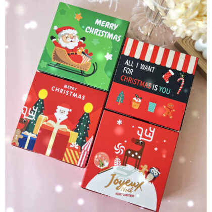กล่องเค้ก กล่องใส่ขนม กล่องลายคริสต์มาส สแน็คบ๊อก ขนาด 12x12x5 ซม. รหัส KK65 | BoxDee