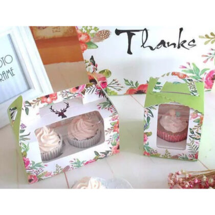 กล่องคัพเค้ก 2 ชิ้น หูหิ้วเจาะหน้าต่างพลาสติกใส พร้อมฐานพิมลาย （CC06） รหัส CC06 | BoxDee