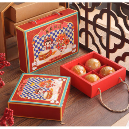 กล่องเค้ก ขนมไหว้พระจันทร์ 4 ช่อง 6 ช่อง หูหิ้ว กล่องสก็อต มังกรตีกลอง 17.5x24.3x5.3-516.5x5.3 ซม ของฝาก CNY106