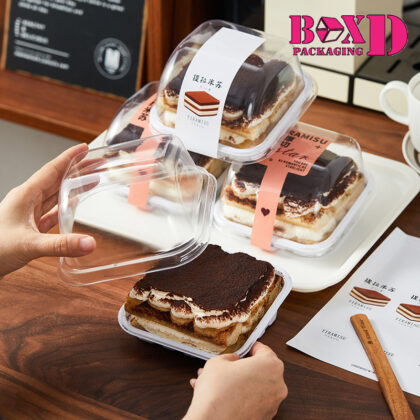 กล่องทิรามิสุ ฐานขาว ฝาใส ทรงเอียงโชว์หน้าเค้ก แพค20ใบ 11x11-13x13 ซม ร้านเบเกอรี่ XX091