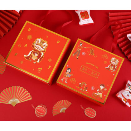 กล่องเค้ก ขนม ของขวัญ ตรุษจีน ปีใหม่ หูหิ้ว แดงขอบทอง แบ่ง 2 ช่อง (CNY92)