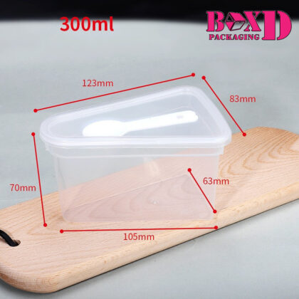 XX095 กล่องเค้กทิรามิสุ ทรงสามเหลี่ยม แถมช้อนในตัว ฝาปิดสนิท 12*8 สูง7ซม. พลาสติกPP 300ML.