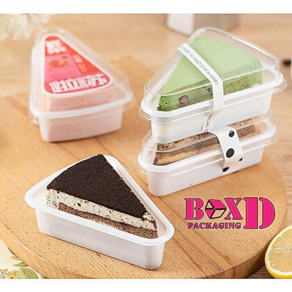 กล่องเค้ก สามเหลี่ยม กล่องพลาสิกสามเหลี่ยมฐานสูงสีขาว +ฝา แพค 20 ชุด (XX076)